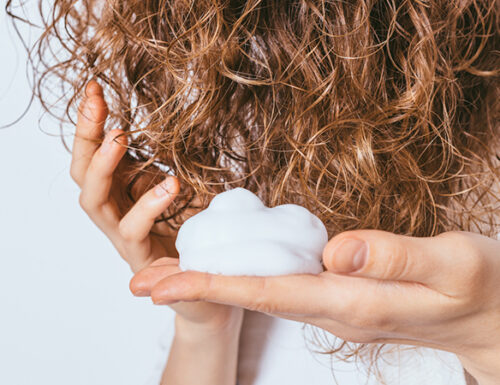 Come usare la mousse per volumizzare o domare i ricci, l’alleata dei capelli in estate