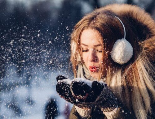 I cosmetici da portare sulla neve per proteggerti dal freddo