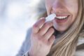 Cura delle labbra in inverno: dalla scelta del burrocacao alla routine da seguire