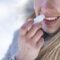 Cura delle labbra in inverno: dalla scelta del burrocacao alla routine da seguire