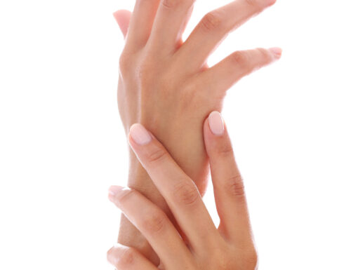 8 consigli utili per la cura delle mani arrossate ed irritate